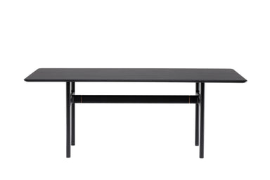 Vollansicht des schwarzen BRIONI Esstisches von der Seite, der eine rechteckige Tischplatte und einen einfachen, modernen Stil zeigt