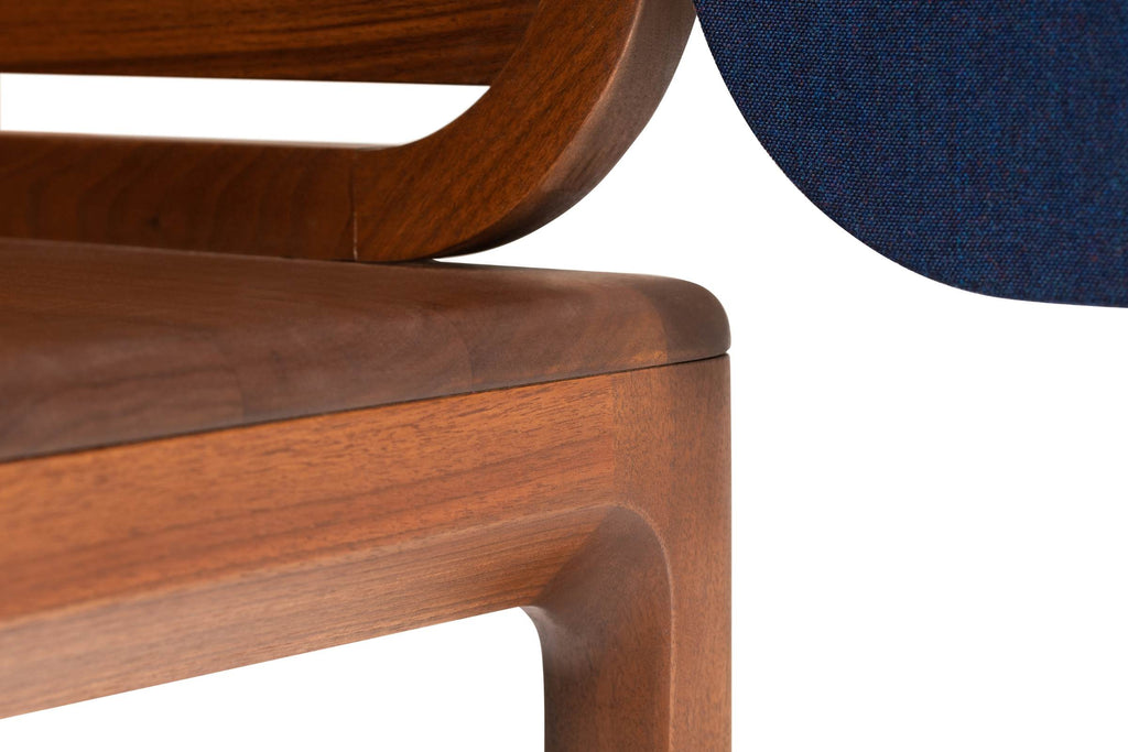 Detailansicht des Holzrahmens und der beweglichen Türen des Sekretärs