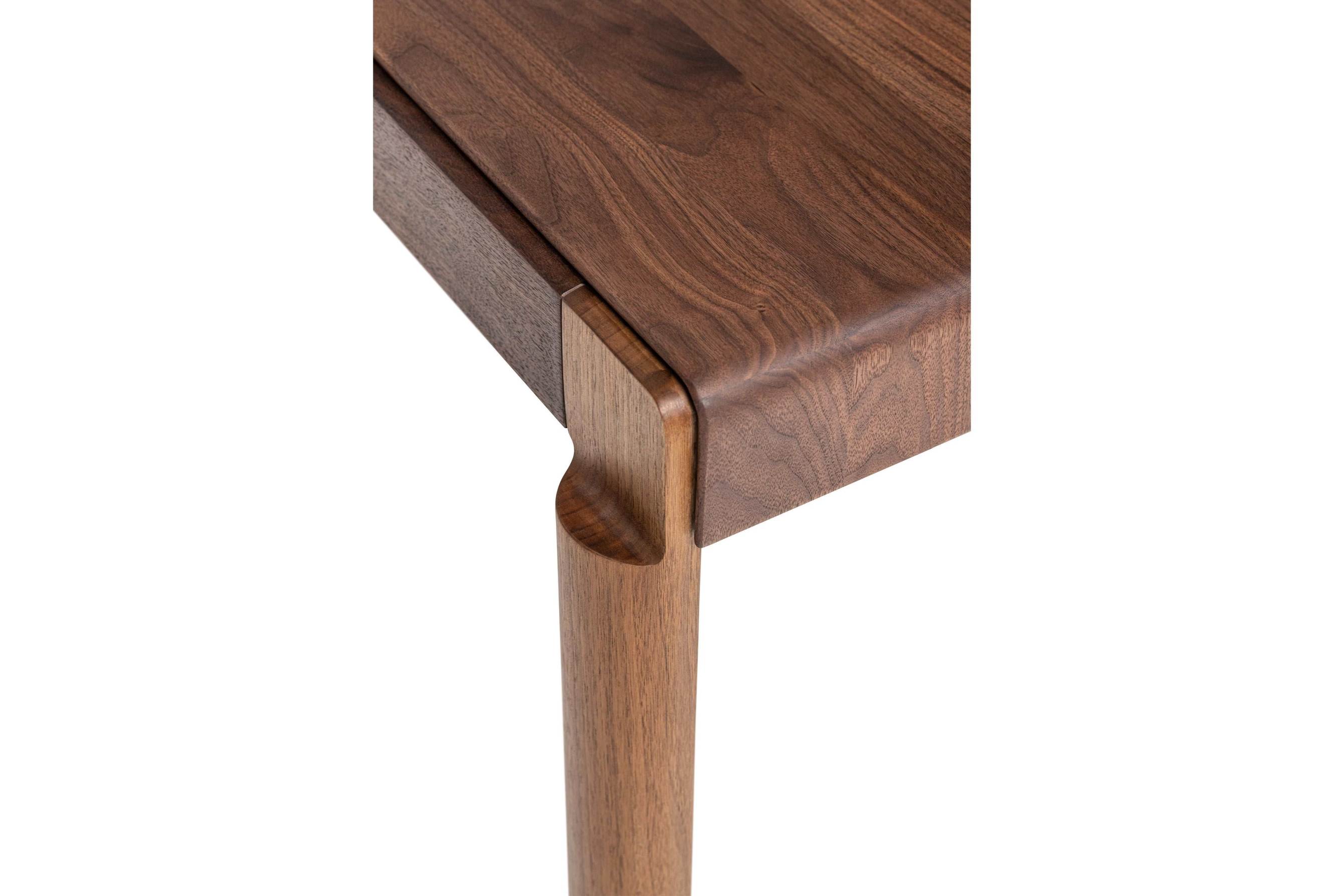 Nahaufnahme zeigt die solide Konstruktion und die feine Holzmaserung