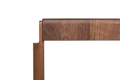 Detailansicht der Tischkante des BURLY Esstisches, zeigt die präzise Verarbeitung und die nahtlosen Übergänge der Holzelemente