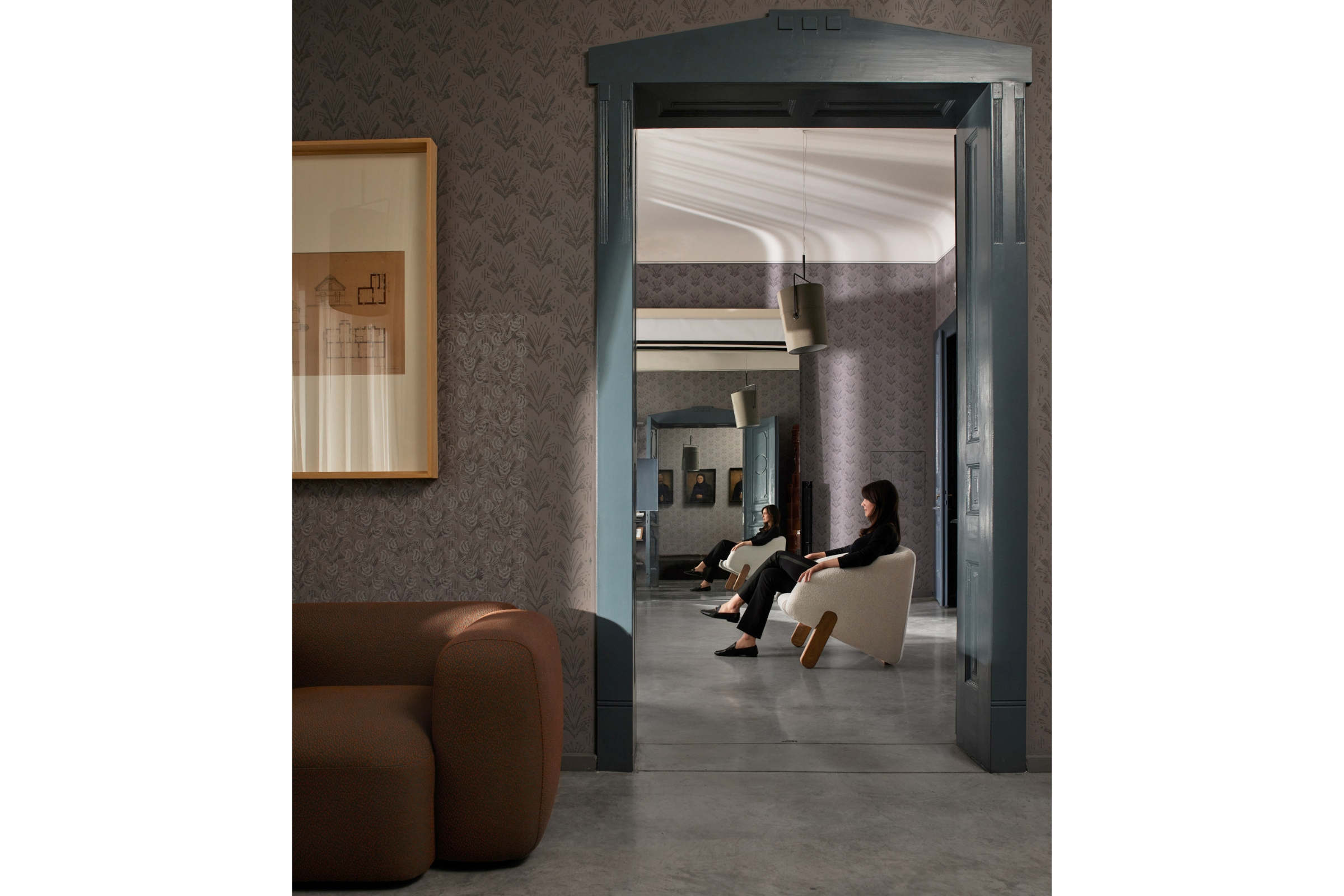 Zwei Personen sitzen im Sessel, modernes historisches Interieur