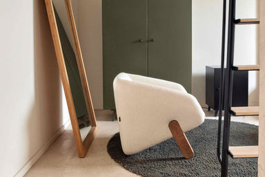 CABRIO Designer Sessel seitlich geneigt auf Teppich, modernes Interieur