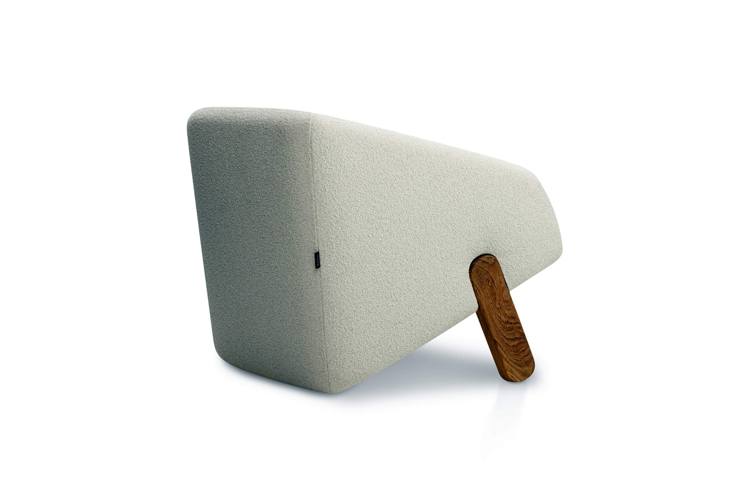 Rückansicht des Sessels mit geneigten Beinen aus Holz