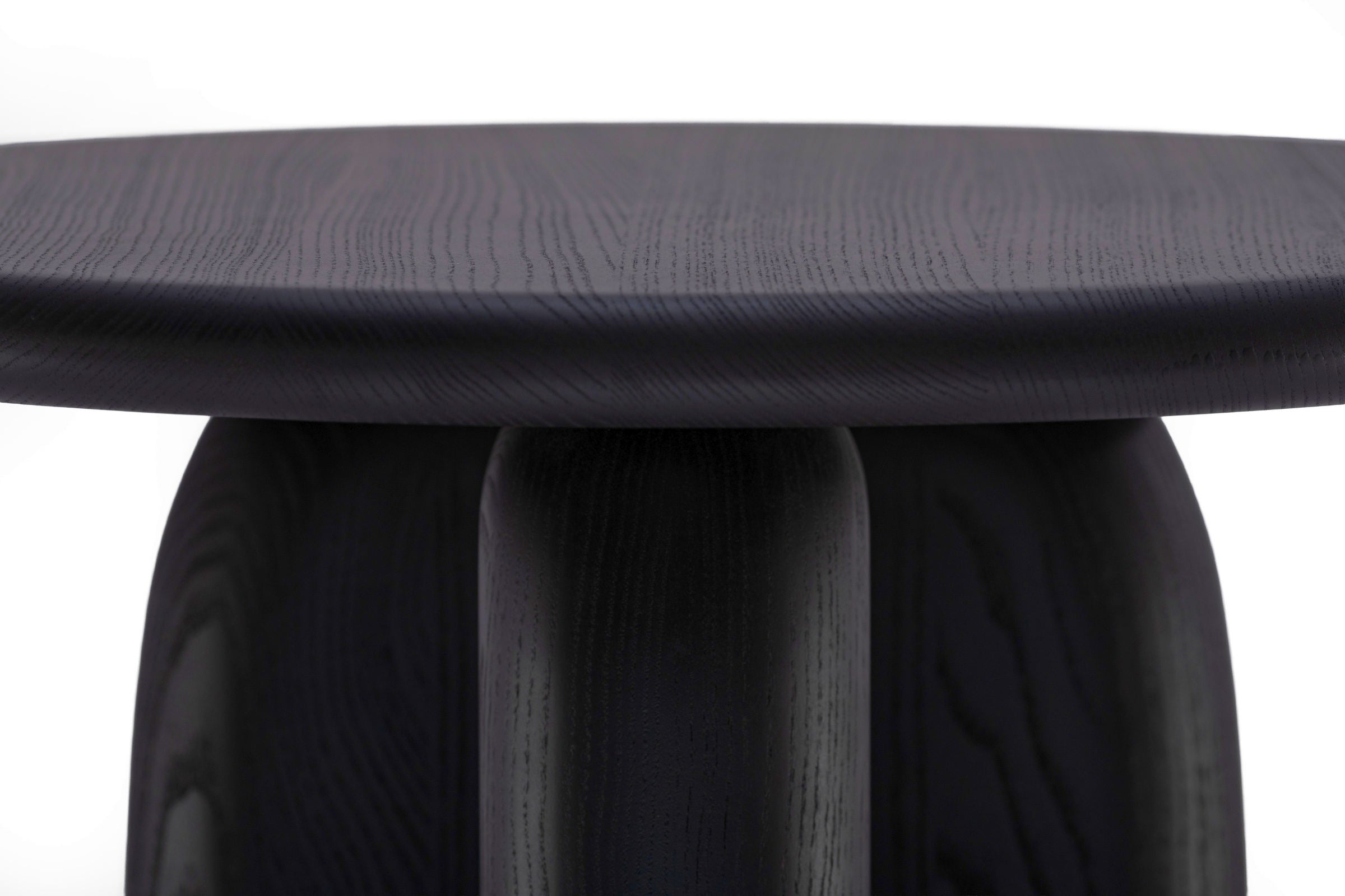 Detailansicht der runden Tischplatte und ihrer Holzmaserung