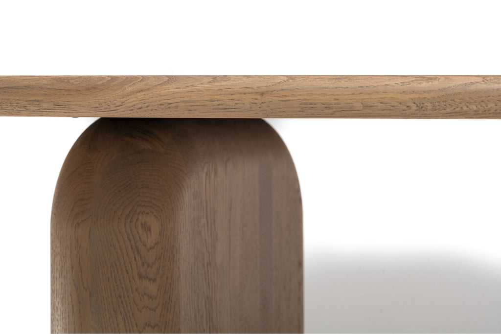 Detailansicht der Tischplatte und des Massivholzbeins