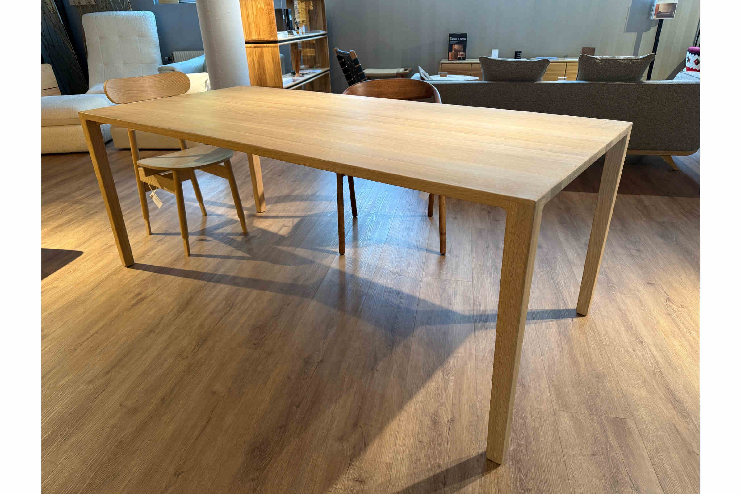 COLIN Esstisch in Showroom - Seitenansicht