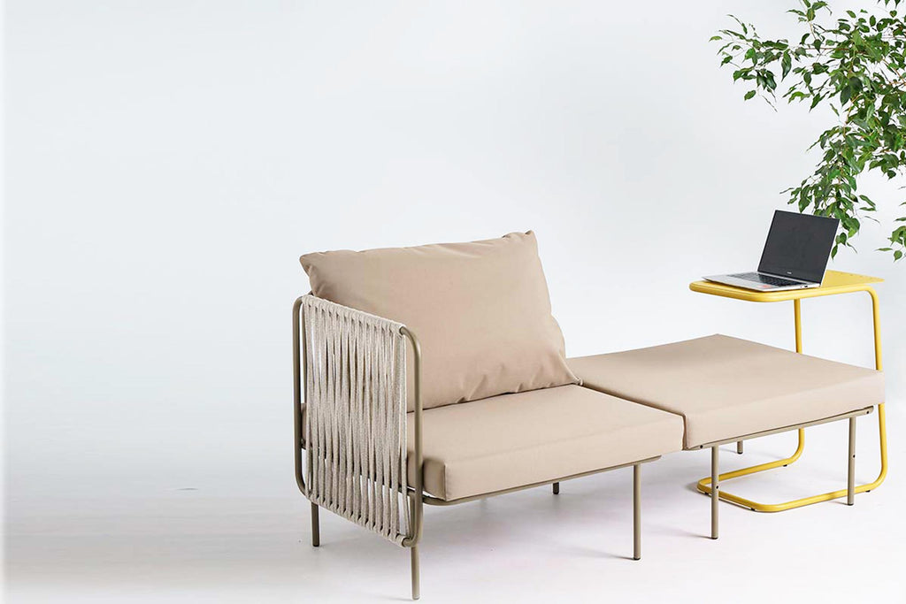 Gartensofa-Pouf von GARDA neben Sessel als flexible Ablage und Liegefläche