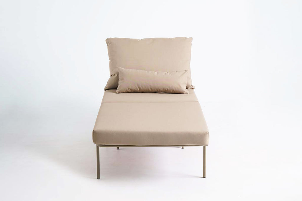 Modularer Gartensofa-Pouf als Liegefläche mit Sitzmodul und beigen Kissen