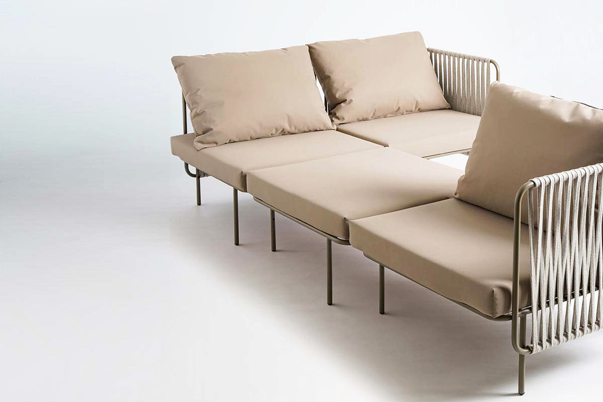 Mit mehreren modular angeordneten Sitz- und Liegeelementen