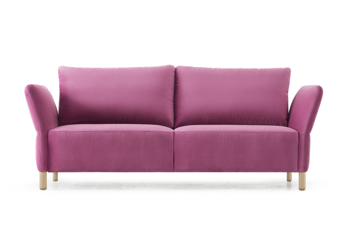 DAISY Designer Sofa von EXTRAFORM in Rosa mit Holzfüßen – Frontansicht