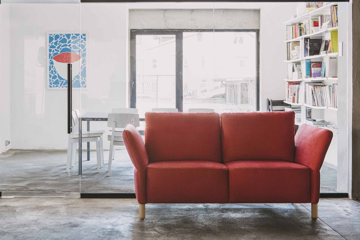 DAISY Designer Sofa von EXTRAFORM in Rot im modernen Wohnraum