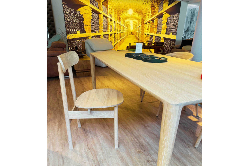 DINER Designer Stuhl von Woak an Massivholztisch im Showroom