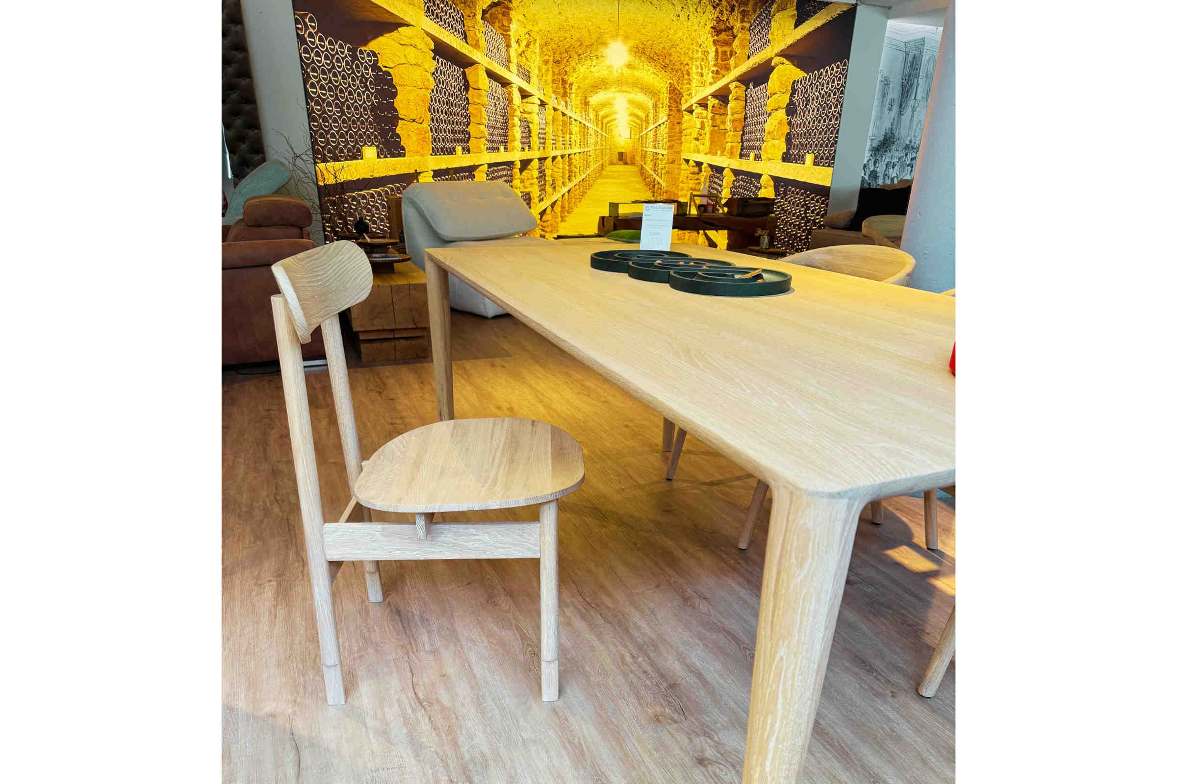 DINER Designer Stuhl von Woak an Massivholztisch im Showroom