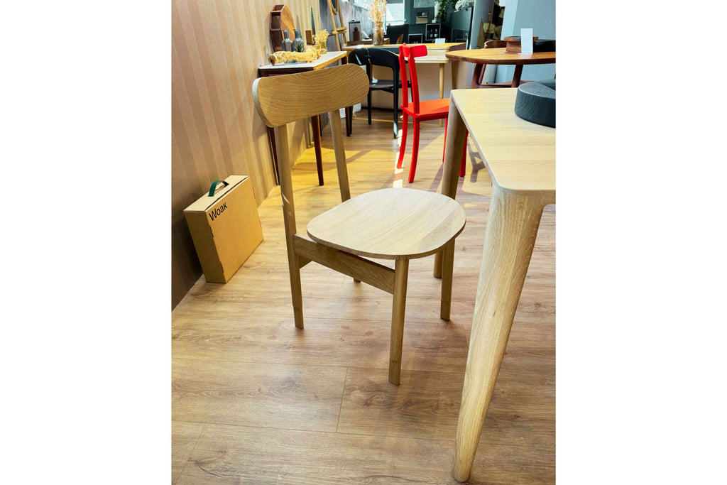 Stuhl aus Massivholz von Woak im Interieur