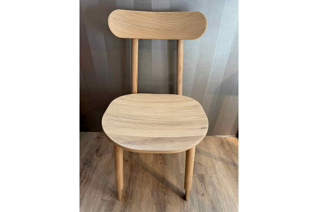 Stuhl aus Massivholz von Woak im Interieur - Nahaufnahme