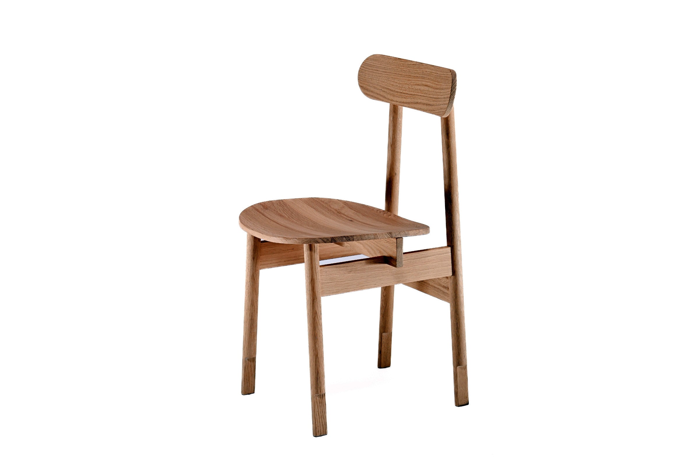 Schrägansicht des Stuhls aus Eichenholz