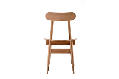 Frontalansicht des DINER Designer Holzstuhls auf weißem Hintergrund