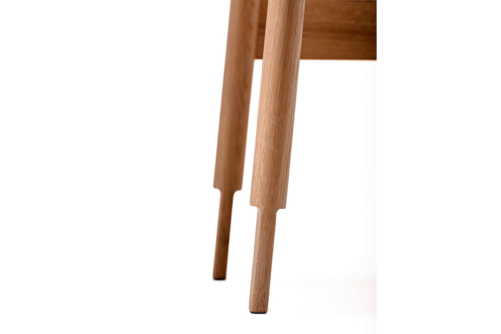 Detailaufnahme der abgesetzten Stuhlbeine aus Holz