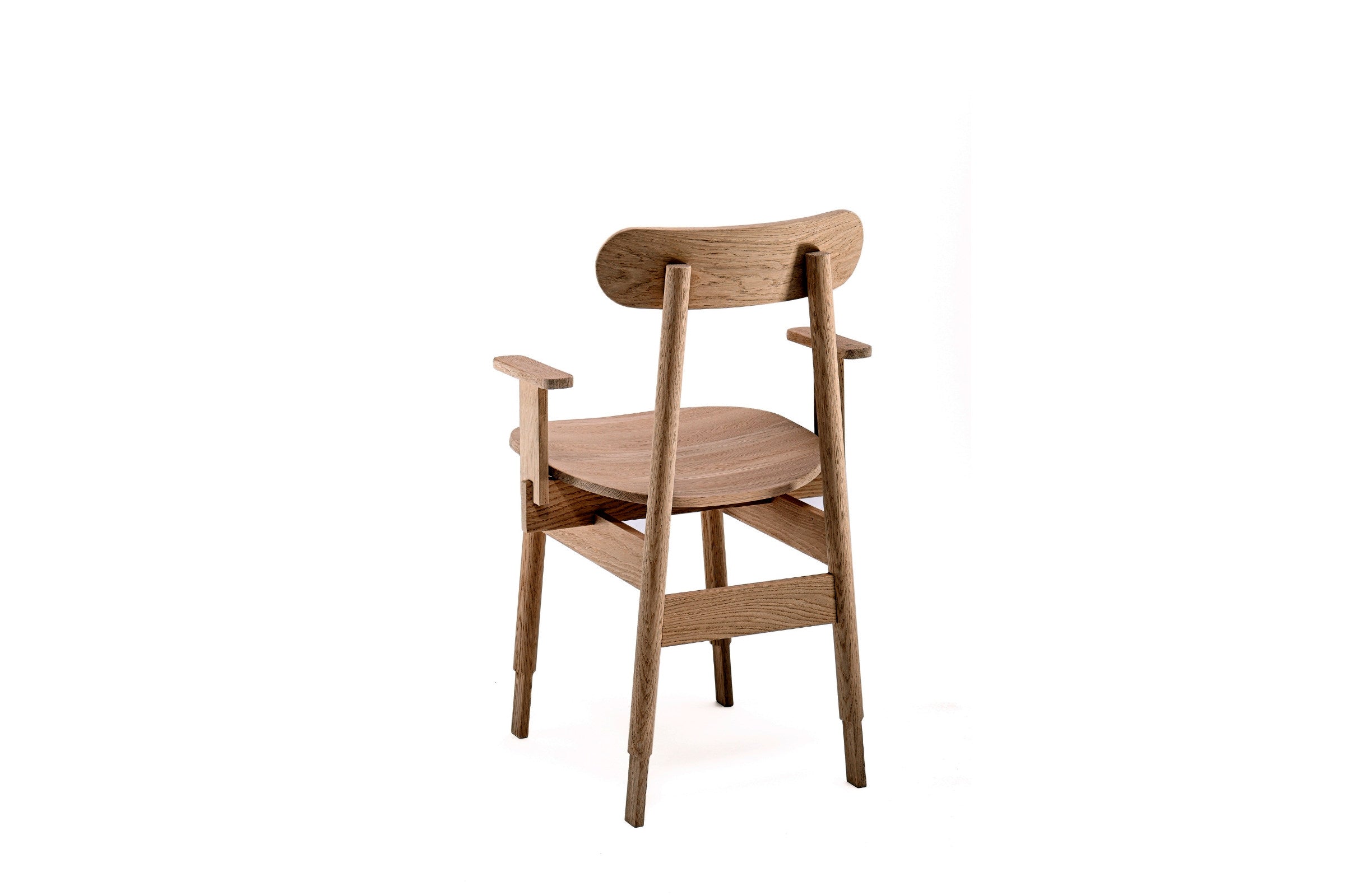 Stuhl Rückansicht schräg – Massivholzstuhl mit markanter Rückenlehne und architektonischem Aufbau
