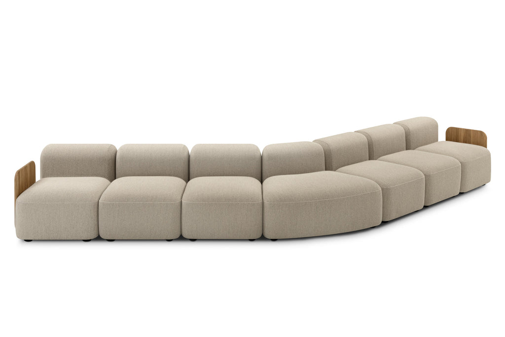 Sofa mit geschwungener Form und seitlichen Holzarmlehnen
