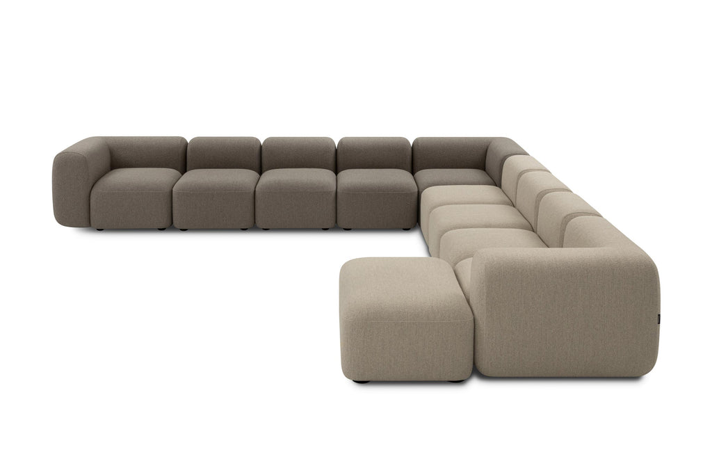 Sofa in zweifarbiger Eckanordnung mit modularen Sitzelementen