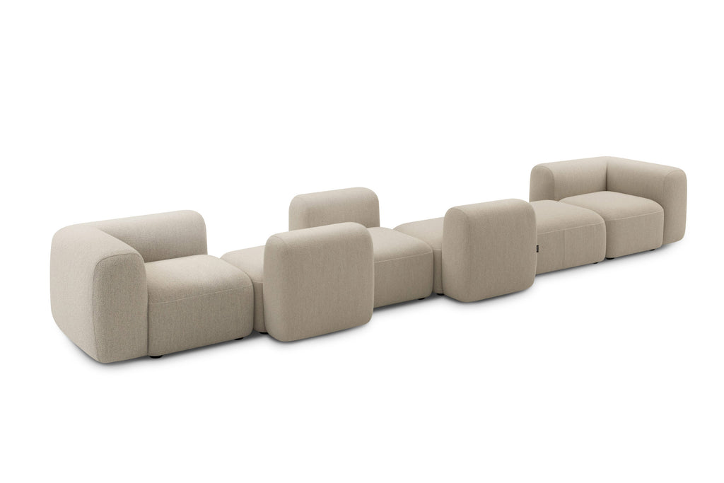 Sofa mit frei angeordneten Sitzelementen und seitlichen Holzdetails