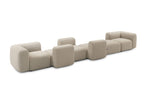 Sofa mit frei angeordneten Sitzelementen und seitlichen Holzdetails
