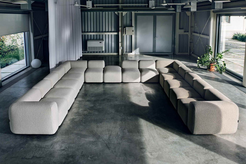 DOLMEN Designer Modular Sofa von Volumen als großzügige U-förmige Sofalandschaft im modernen Raum