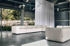 Designer Modular Sofa von Volumen in hellem Stoff im offenen modernen Wohnraum