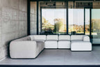 Sofa von Volumen als helle Ecklösung mit großzügigen Sitzelementen