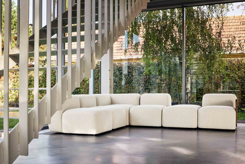 DOLMEN Designer Modular Sofa mit offenen Sitzelementen und Holzdetail im modernen Wohnraum