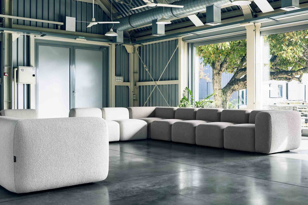 Designer Modular Sofa von Volumen als große Ecklandschaft in hellem und grauem Stoff