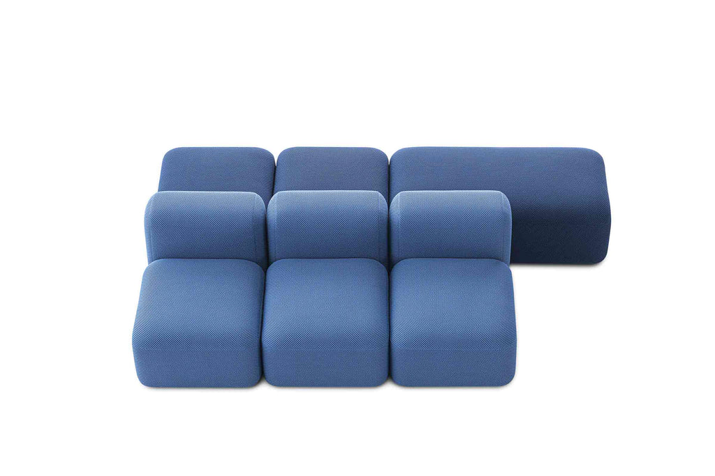 Mit flexibel angeordneten blauen Sitzelementen