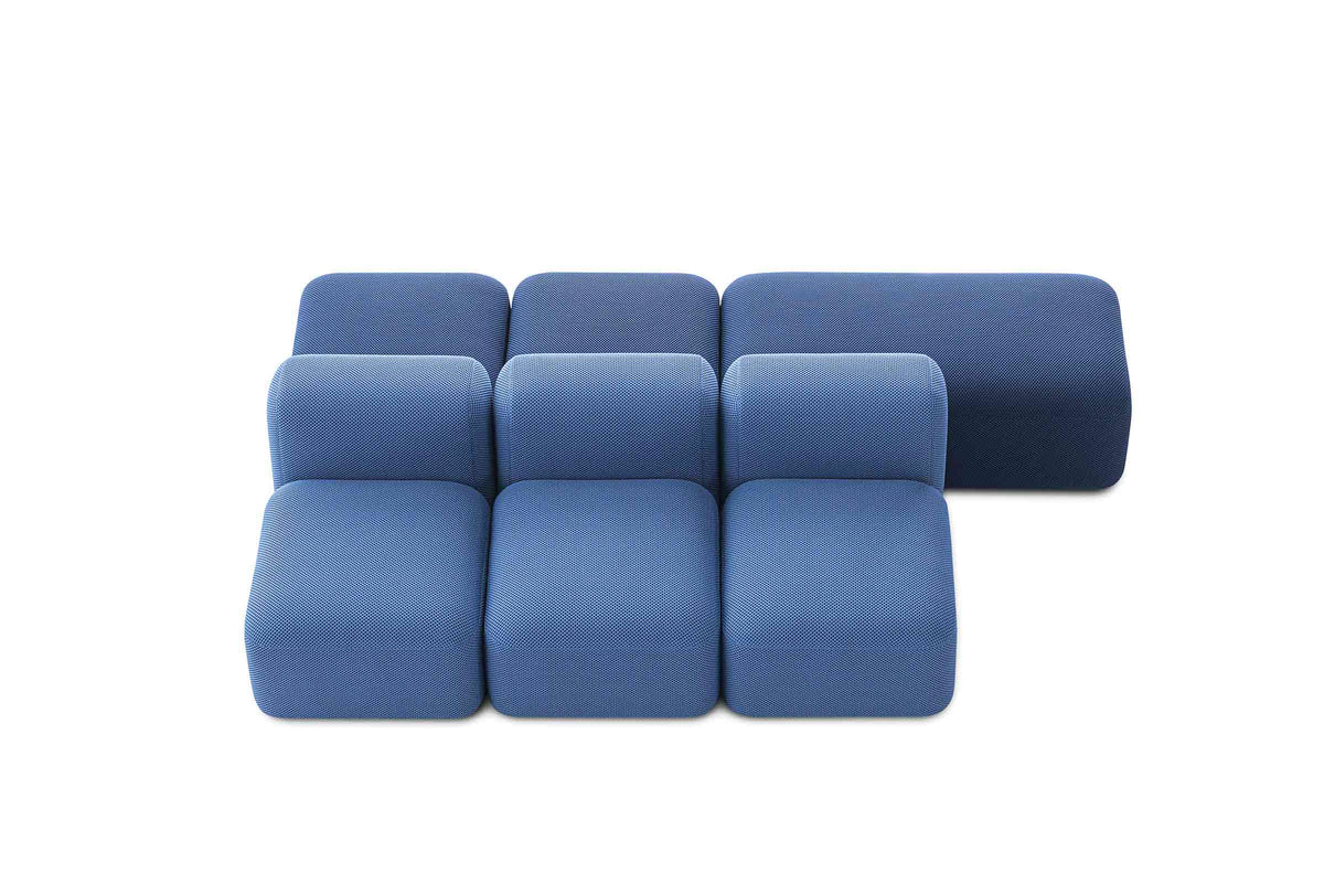 Mit flexibel angeordneten blauen Sitzelementen