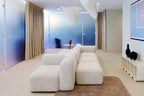 DOLMEN ISLAND Designer Modular Sofa in hellem Stoff in modernem Wohnraum