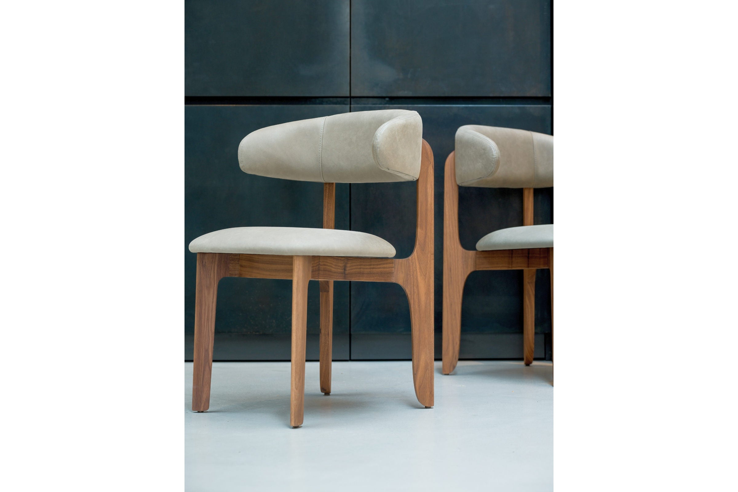 Stuhl in einer dunkelgrauen Küche mit Holzelementen