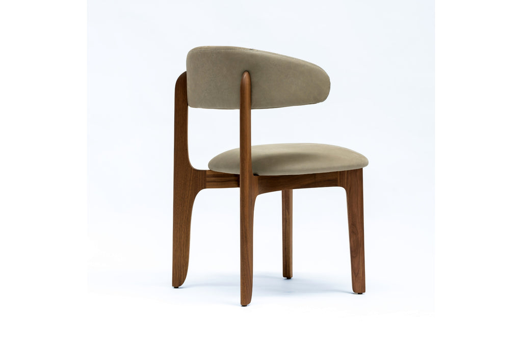 Stuhl aus Massivholz mit Wollbezug, hinten rechts in der Perspektive 