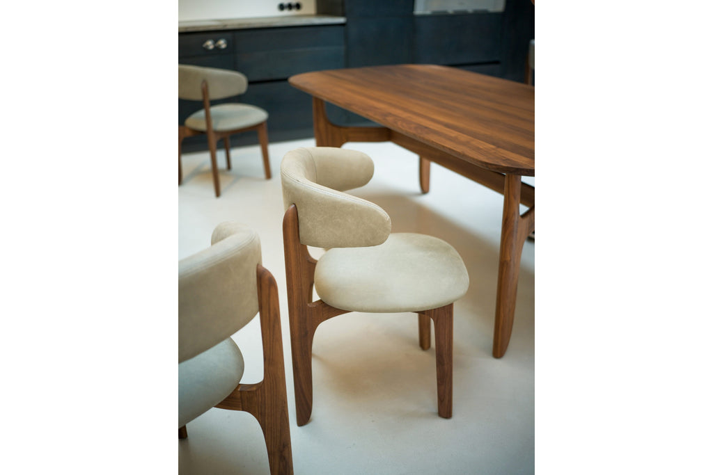 Seitenansicht eines Stuhls in einem modernen Essbereich