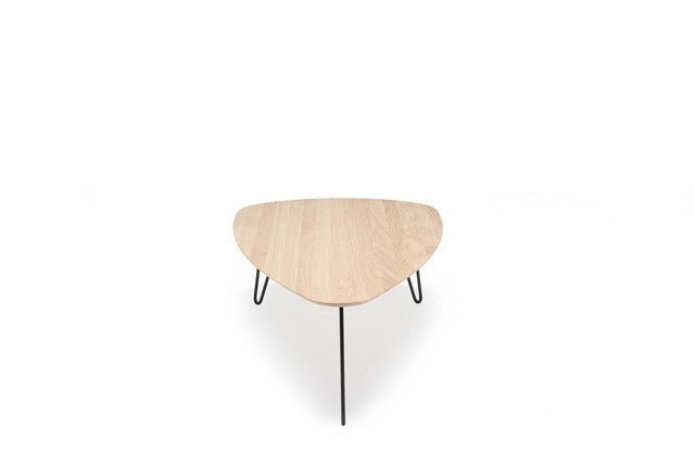 Frontansicht des MALIN Designer Couchtischs – modernes Design mit organischen Formen