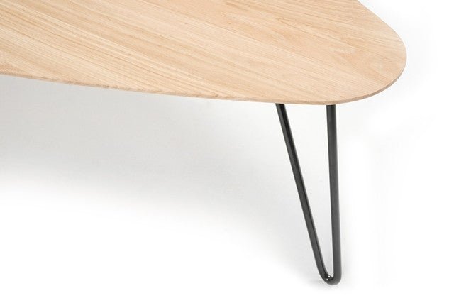 Nahaufnahme der eleganten Holzstruktur des Designer Couchtischs von Woak