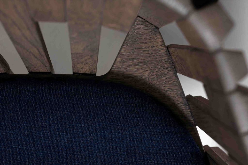 Sitzfläche des Stuhls von Woak in blauer Polsterung