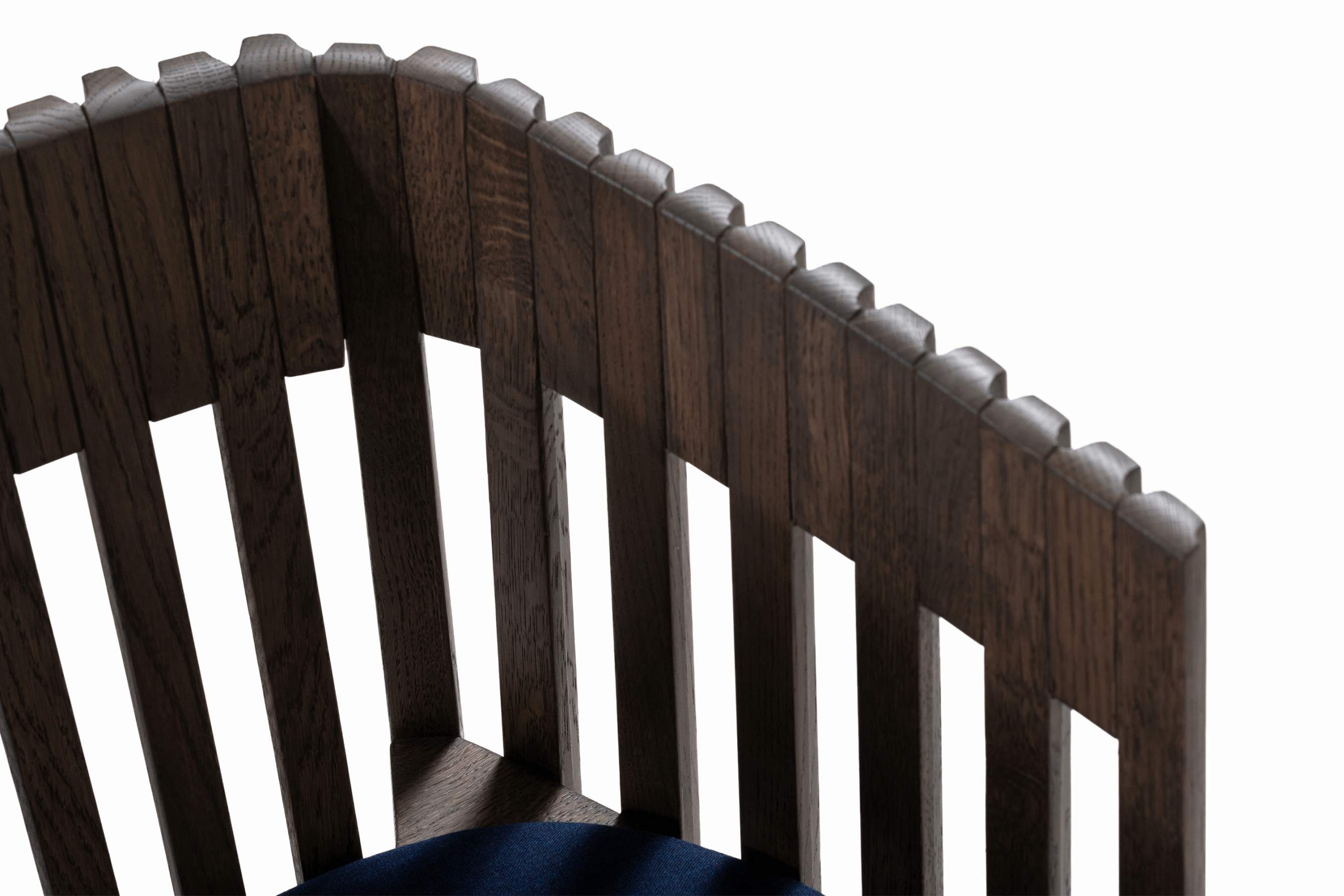 Nahaufname der Rücklehne des Designer Stuhls 