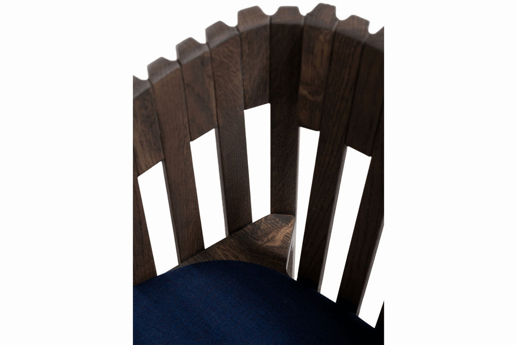 Nahaufnahme der Holzverbindung des Designerstuhls.