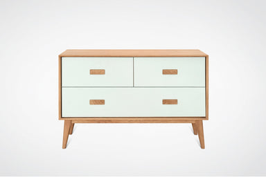 Frontansicht des EILERT Massivholz Sideboards von Whiteoak mit Holzbeinen