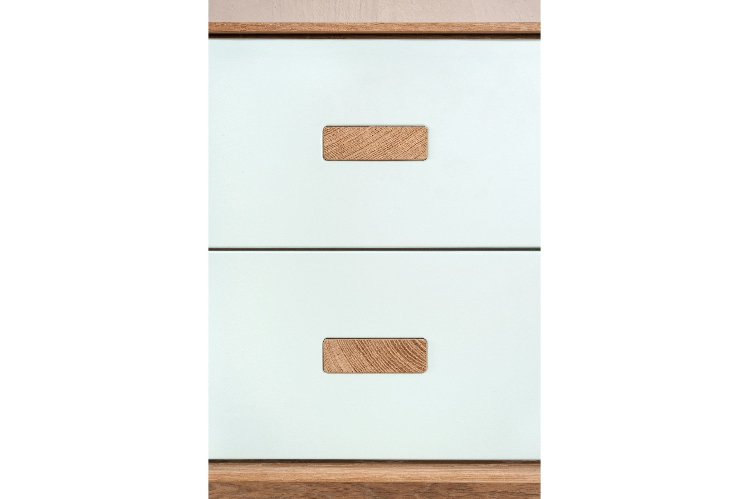 Nahaufnahme der Schubladen des EILERT Massivholz-Sideboards von Whiteoak, mit MDF-Fronten und Holzgriffen