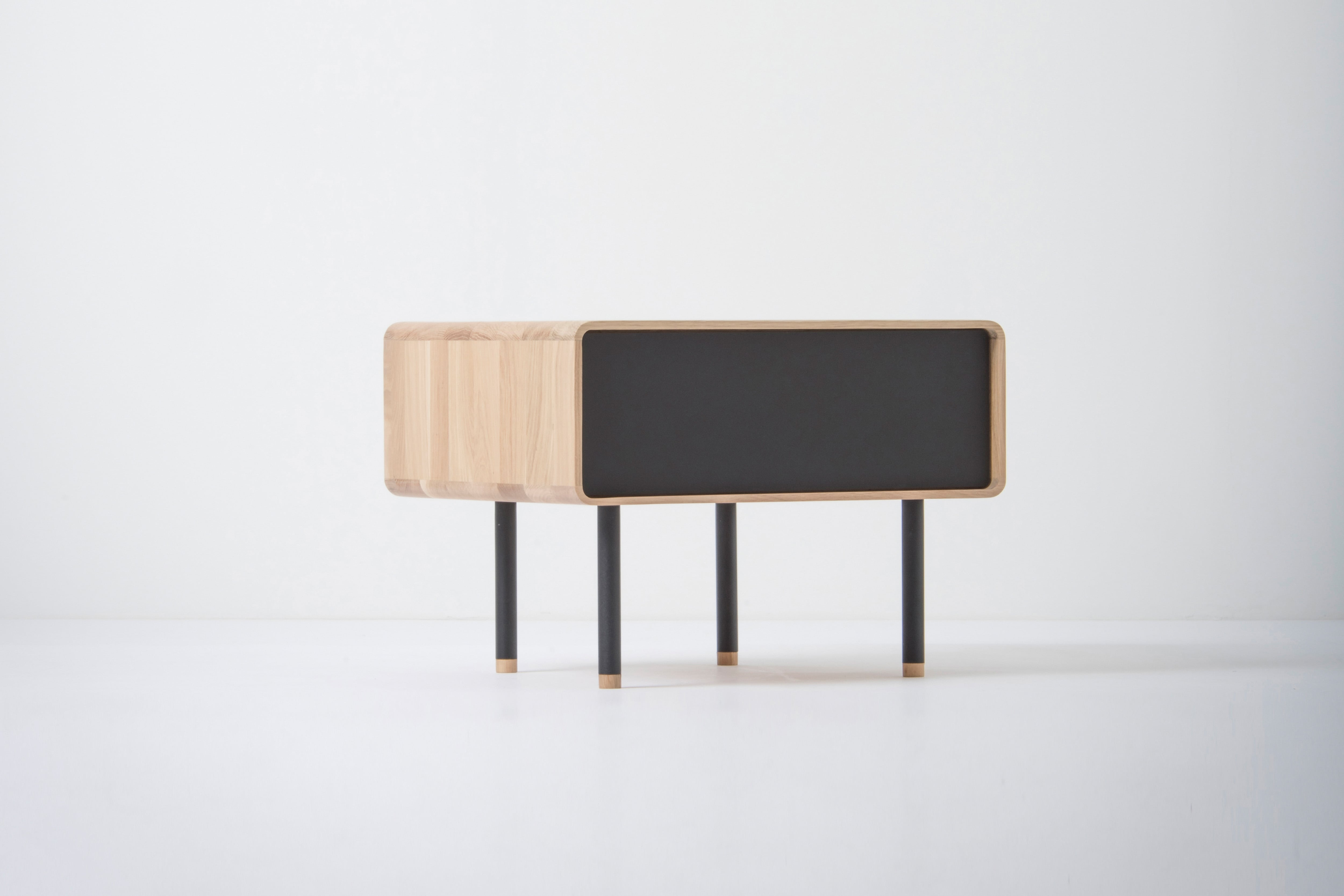FINA Massivholz Nachttisch - SOLIDMADE | Design Furniture