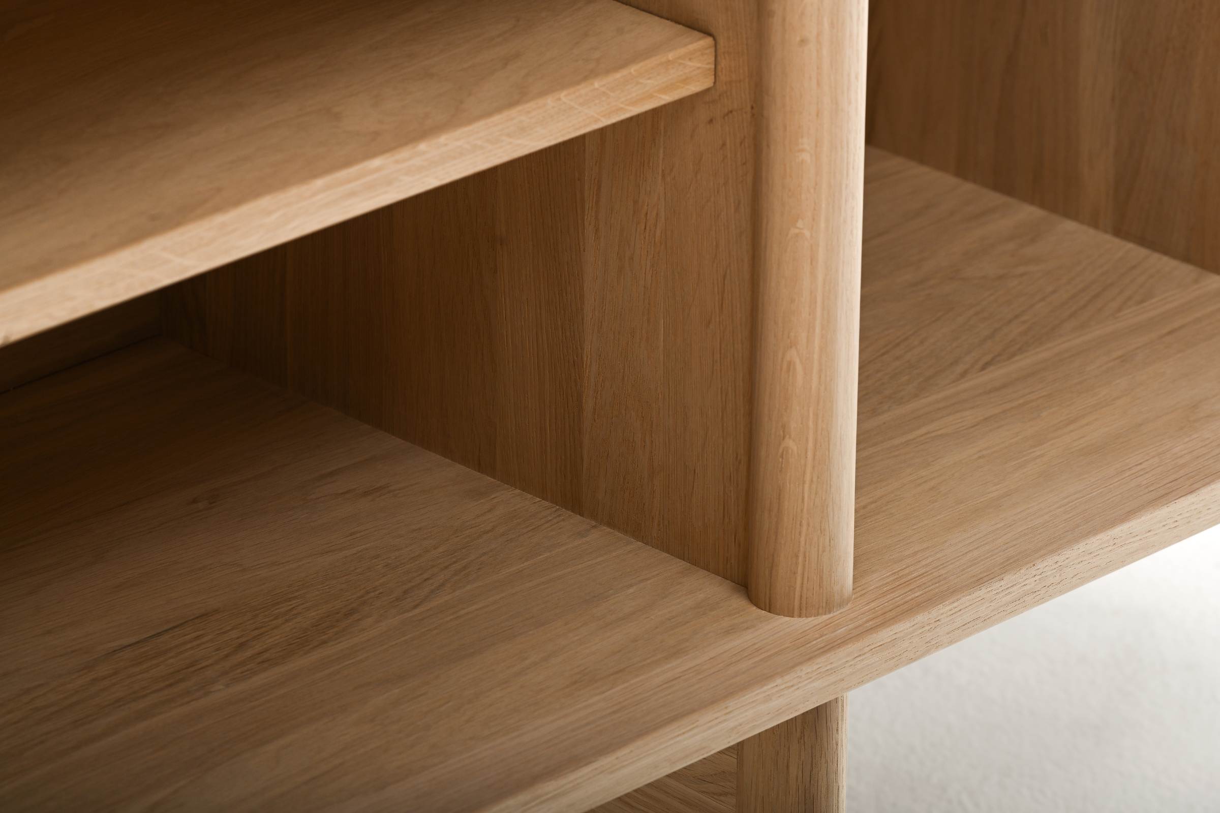 Detailansicht des Designer Sideboards von Woak mit offenem Stauraum