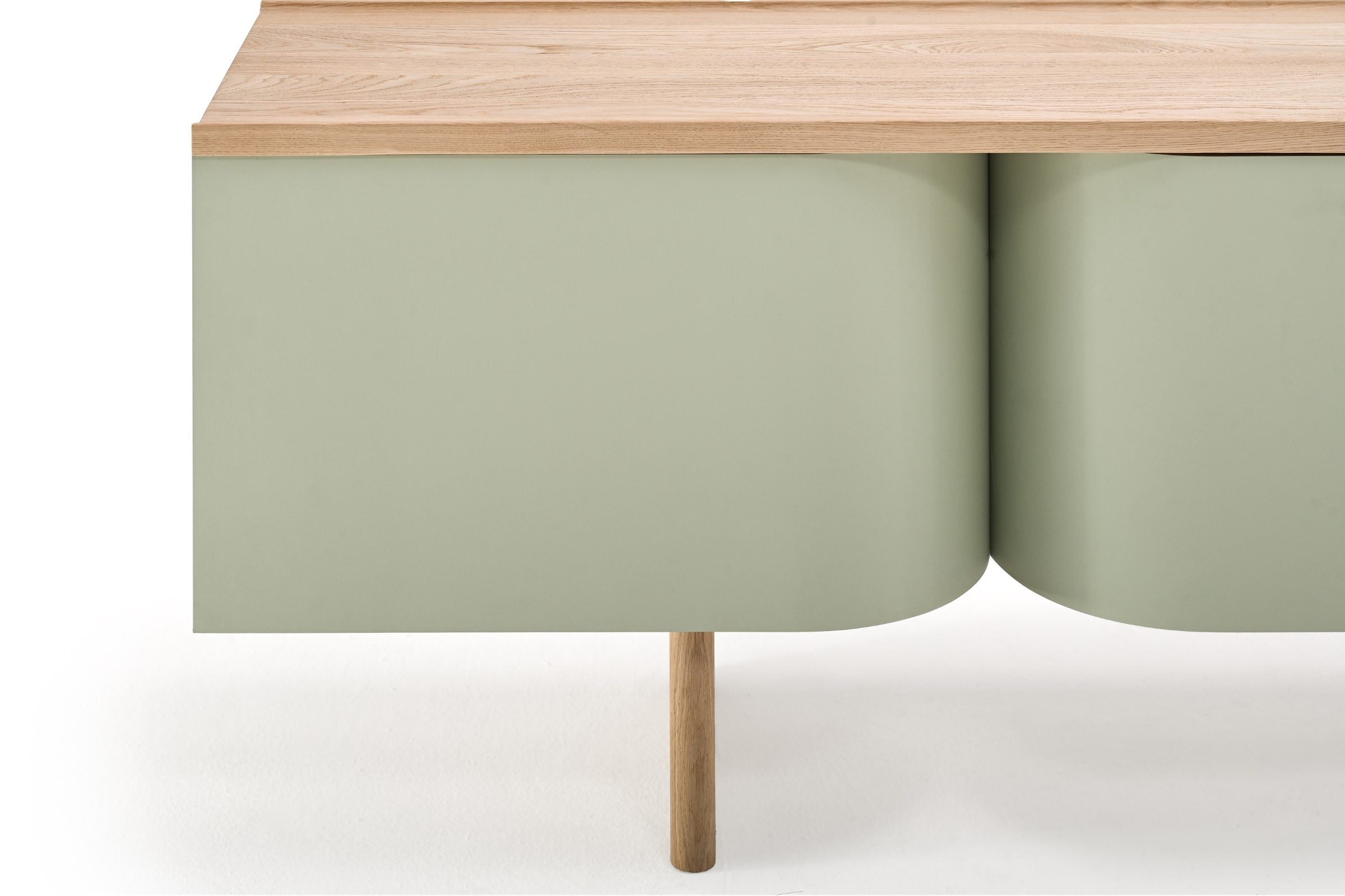 Detailaufnahme des FLESSO Designer Sideboards von Woak – abgerundete Türen