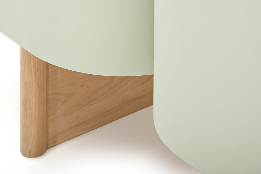 Detailansicht des Designer-Sideboards von Türen und Holzgestell