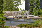 Gartenarmsessel als Teil einer Lounge-Szene mit Sofas und Liege